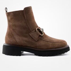 Chelsea ankle boots. bootie. Never Worn, in Box